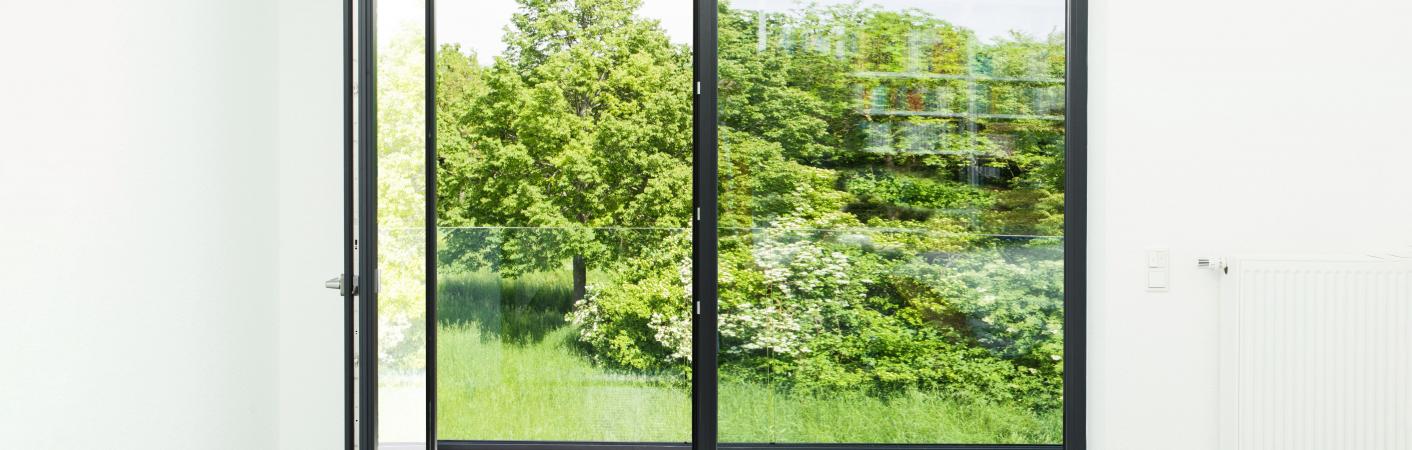Balkontür aus Kunststoff mit Festverglasung 